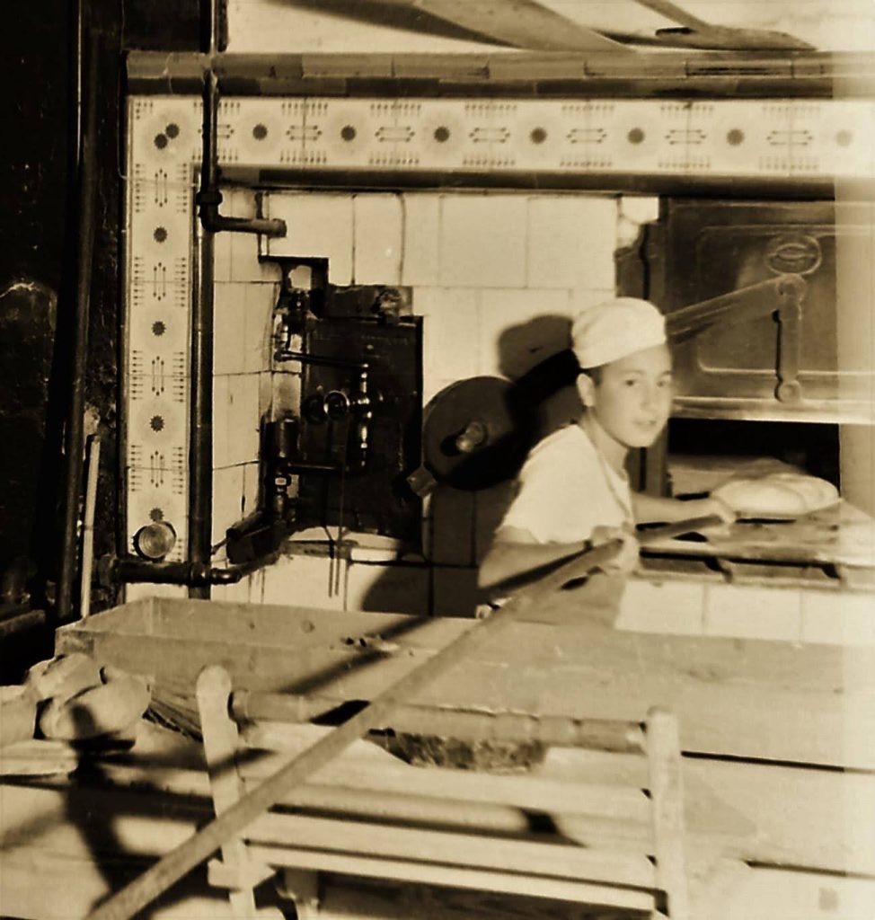 padre de Ernesto Bernia con un horno de pan artesanal